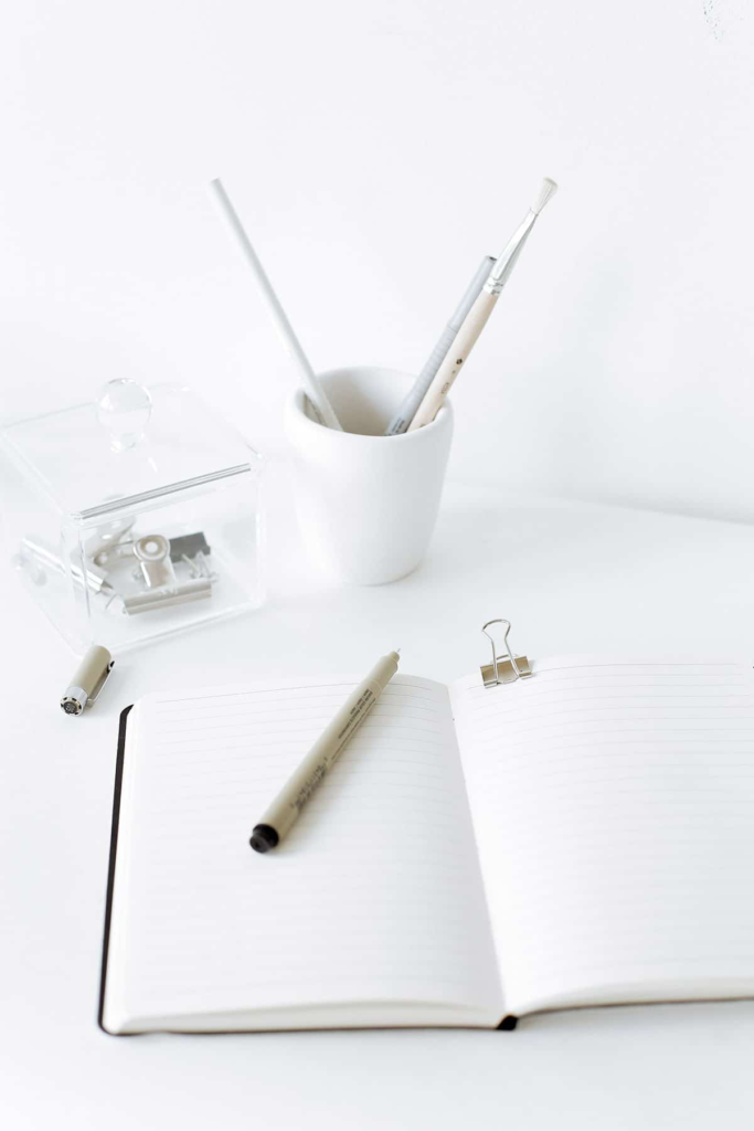 image illustrant le travail de bureau et la prise de note