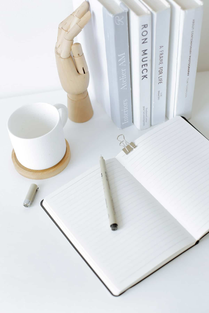 image illustrant le travail de bureau et la prise de note