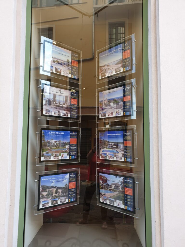 Vitrine du 8 Rue Centrale
