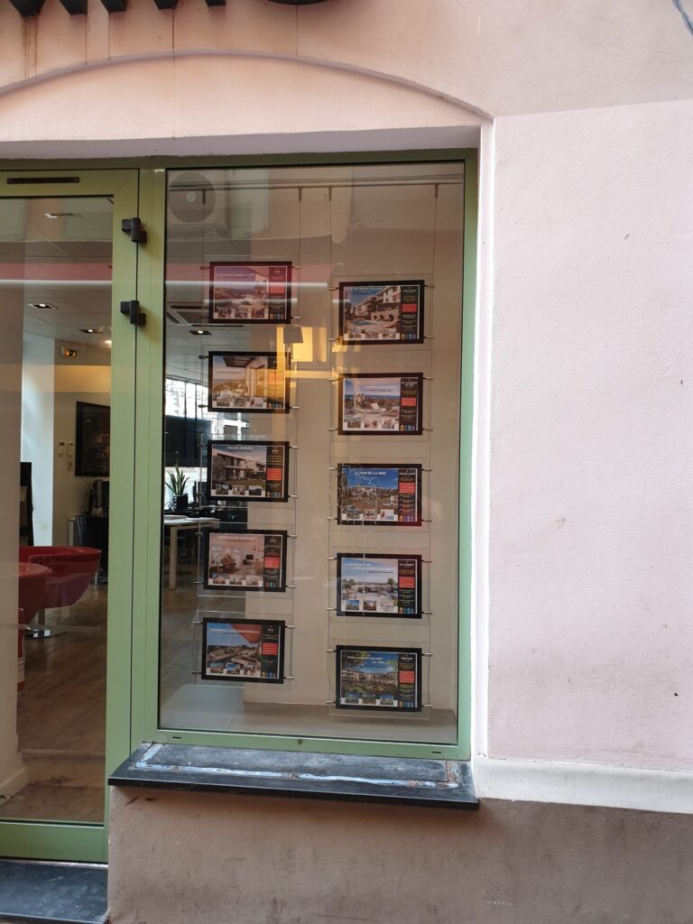 Vitrine du 8 Rue Centrale